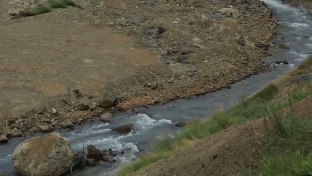 Río Geysernaya en Valle de los Géiseres material de archivo de vídeo — Vídeos de Stock