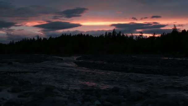 Wunderschöner Sonnenuntergang auf dem Fluss Studenaya. — Stockvideo