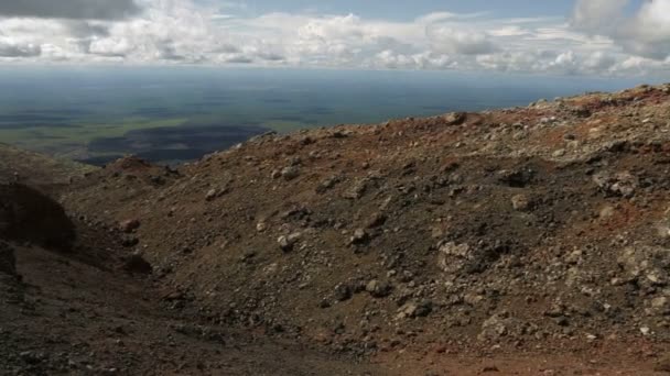 Wspinaczka do północnej break Świetne Tolbachik szczeliny erupcji. — Wideo stockowe