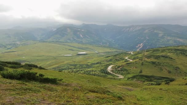 Belle vue sur les collines de la région Volcan Vilyuchinsky stock de séquences vidéo — Video