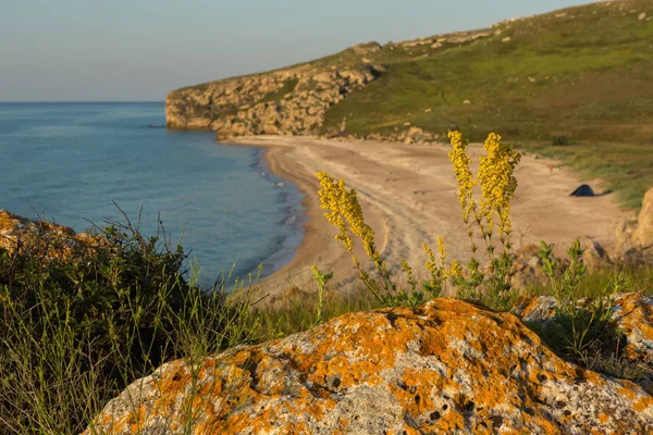 Praia dos Generais ao amanhecer. Karalar parque paisagístico regional na Crimeia . — Fotografia de Stock