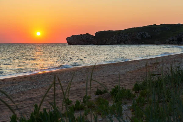 Zon opkomt over de zee van Azov op generaals strand. Karalar regionale landschapspark op de Krim. — Stockfoto