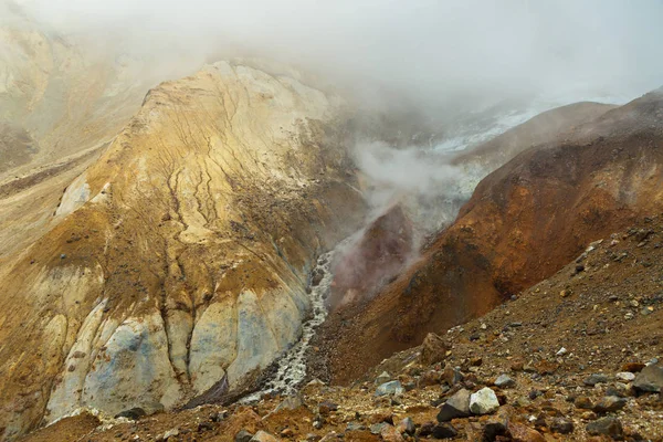 Transmisja z topniejących lodowców na czynny wulkan Mutnovsky. — Zdjęcie stockowe