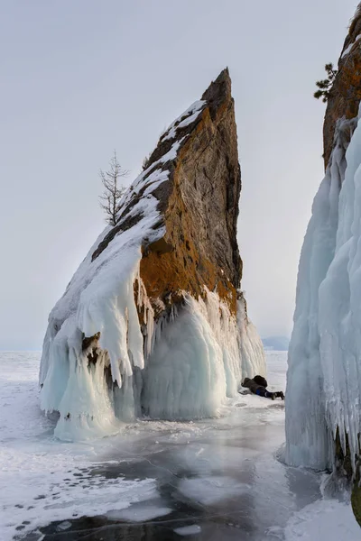 Hermosos carámbanos sobre rocas. Paisaje invernal en el lago Baikal . —  Fotos de Stock