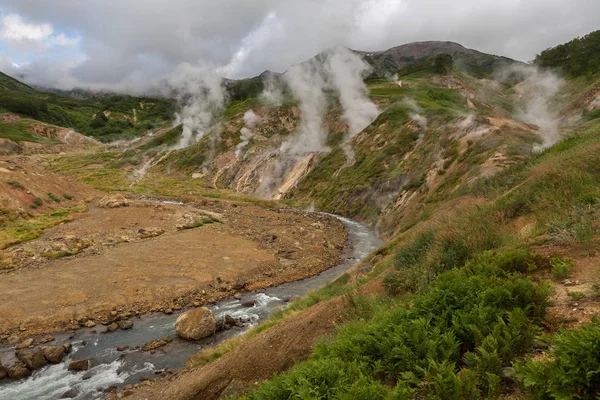 Rio Geysernaya em Vale de Geysers . — Fotografia de Stock