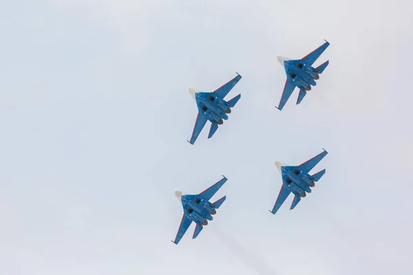 Combatiente Sukhoi Su-27 muestran acrobacias en un espectáculo aéreo Caballeros rusos. —  Fotos de Stock