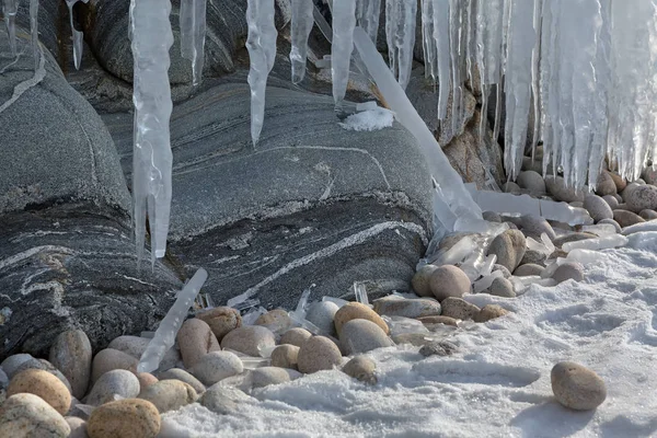 Enormes carámbanos sobre rocas. Hermoso paisaje de invierno en el lago Baikal . — Foto de Stock