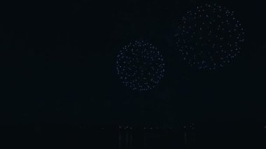 Nehrin üzerinde arka plan siyah gökyüzünün altında güzel havai fişek.