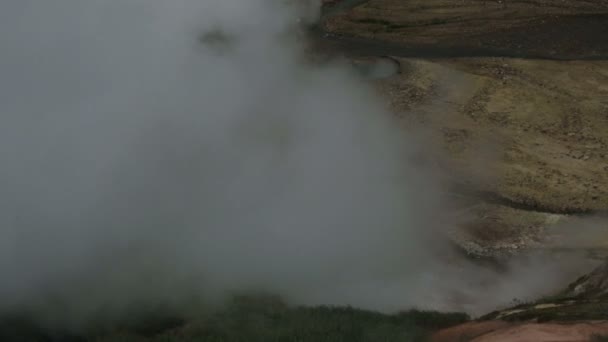 Utbrott av geyser Bolshoy i dalen av gejsrar. — Stockvideo