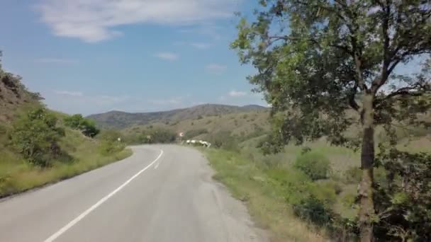 Crimea güneyinde Autotravel yaz. Karadeniz yakınındaki güzel dağ manzarası. — Stok video