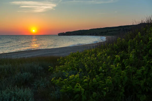 Солнце встает над Азовским морем на пляже Дженералс. Караларский региональный ландшафтный парк Крыма . — стоковое фото