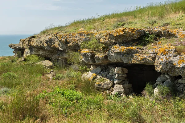 Gamla gruvor i berget Opuk. Opuksky Reserve ligger på södra kusten av Kertjhalvön. — Stockfoto