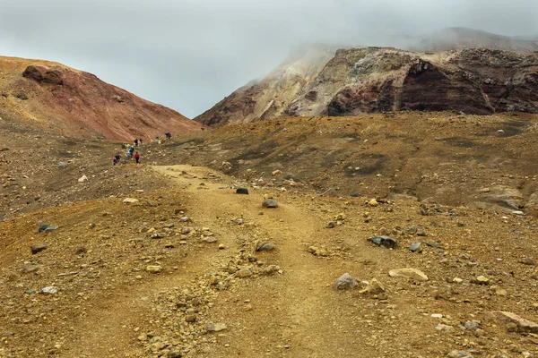Kamçatka üzerinde aktif yanardağ Mutnovsky tırmanma.