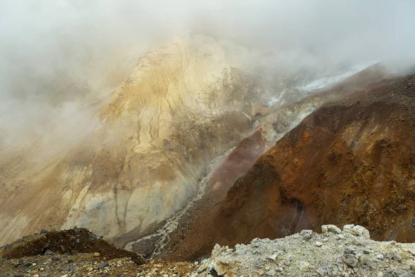 Stroom van het smelten van gletsjers op de actieve vulkaan Moetnovski. — Stockfoto