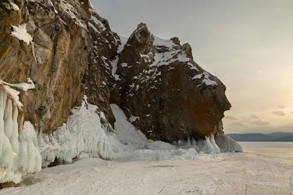 在岩石上的美丽冰柱。在贝加尔湖的冬景. — 图库照片