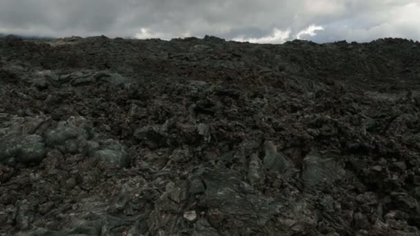 Flusso di lava congelata derivante dall'eruzione Flat Tolbachik nel 2012 . — Video Stock