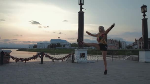 Hermosa chica acrobática danza terraplén puesta del sol material de archivo de vídeo — Vídeos de Stock