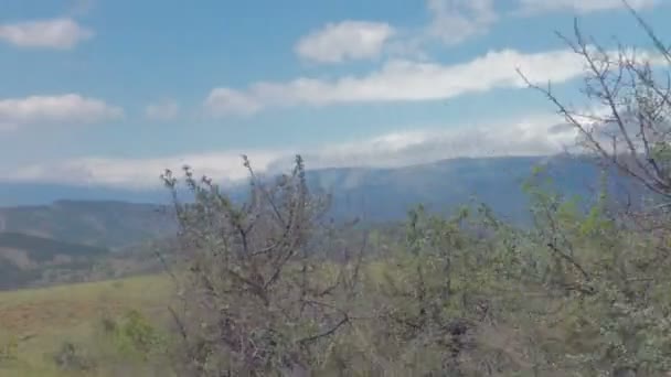 Autoviaje Verano al sur de Crimea. Hermosos caminos de montaña serpentina . — Vídeo de stock