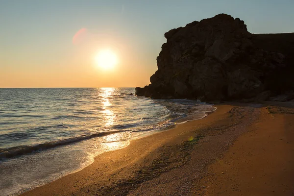 Sole sorge sul mare di Azov sulla spiaggia Generals. Parco regionale di paesaggio di Karalar nel Crimea . — Foto Stock