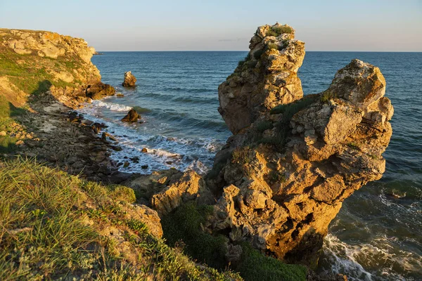 Praia dos Generais ao amanhecer. Karalar parque paisagístico regional na Crimeia . — Fotografia de Stock