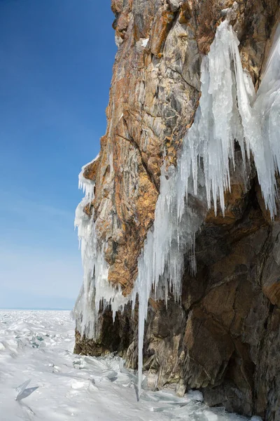 Riesige Eiszapfen auf Felsen. wunderschöne Winterlandschaft im Baikalsee. — Stockfoto