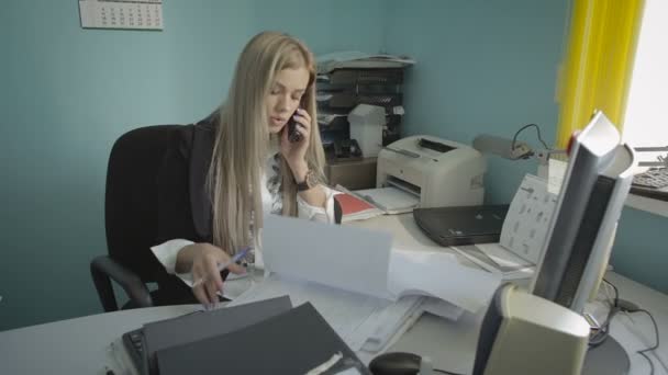 Mulher de negócios jovem bonita falando no telefone no escritório imagens de vídeo — Vídeo de Stock