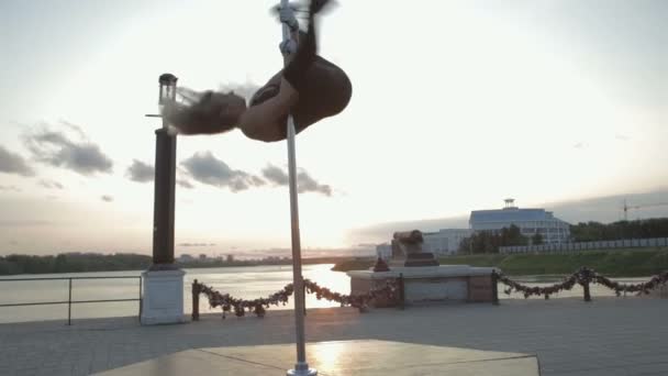 Street Pole dance on sunset stock footage — стоковое видео