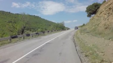Crimea güneyinde Autotravel yaz. Güzel yılan gibi dağ yolları.