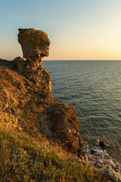 Berg der Nofretete im Morgengrauen. karalar regionaler Landschaftspark auf der Krim. — Stockfoto