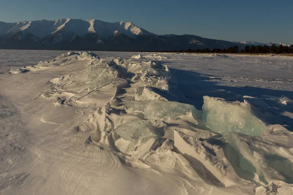 Ice ojämlikheter i Bajkalsjön och Helige näsa halvön. — Stockfoto
