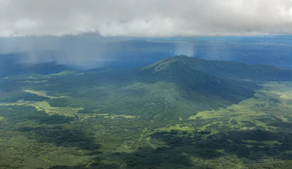 Réserve naturelle de Kronotsky sur la péninsule du Kamchatka. Vue de l'hélicoptère . — Photo