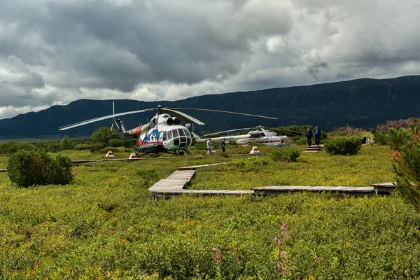 Helipad na Caldeira de Uzon. Reserva Natural de Kronotsky na Península de Kamchatka — Fotografia de Stock