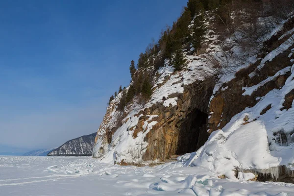 Grotta i berget med istappar. Vackert vinterlandskap i Bajkalsjön. — Stockfoto