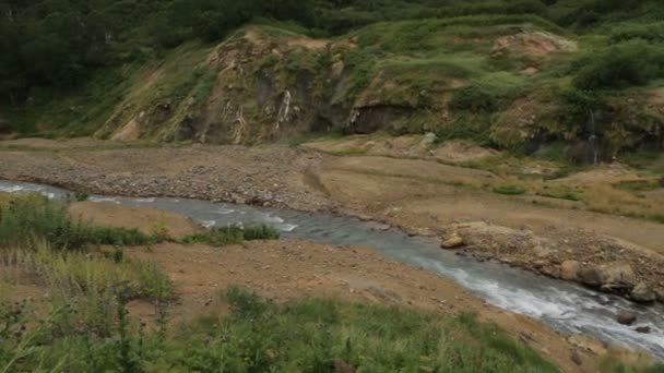 Fiume Geysernaya nella Valle dei Geyser . — Video Stock