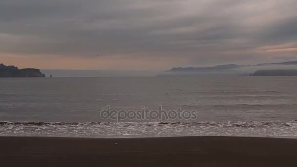 ベイ Zavoiko の太平洋の海に沈む夕日. — ストック動画