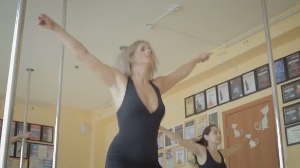 Hermosa joven haciendo ejercicio en el estudio de danza material de archivo de vídeo — Vídeos de Stock