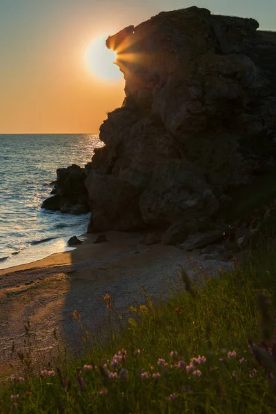 Solen stiger Azovska på generaler beach. Karalar regionala landskap parkerar på Krim. — Stockfoto