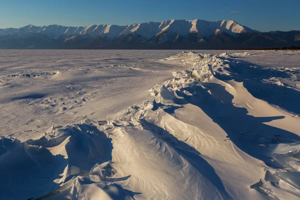 Ice ojämlikheter i Bajkalsjön och Helige näsa halvön. — Stockfoto