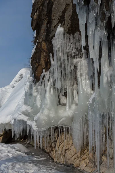 Величезні бурульки на скелі. Гарні зимовий пейзаж в озеро Байкал. — стокове фото