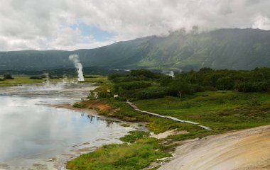 Güzel yaz Uzon Caldera manzarada. Kronotsky doğa rezerv