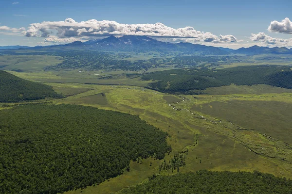 Rezerwat przyrody Kronotsky na półwyspie Kamczatka. Widok z helikoptera. — Zdjęcie stockowe