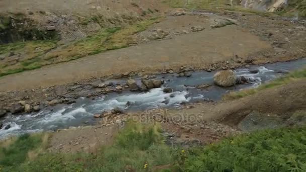Geysernaya River i dalen av gejsrar arkivfilmer video — Stockvideo