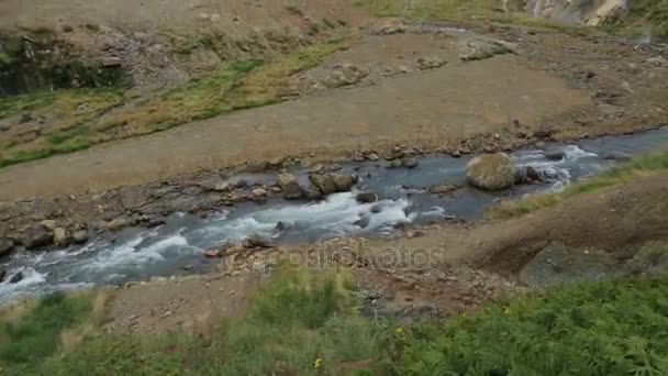 Geysernaja fluss im tal der geysire stock footage video — Stockvideo