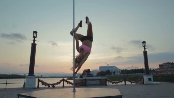 Street Pole Dance auf Sonnenuntergang Stock Footage Video — Stockvideo