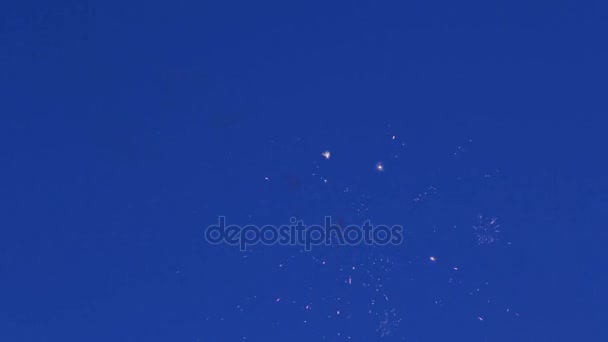 Όμορφη πυροτεχνήματα σε φόντο μπλε του ουρανού. — Αρχείο Βίντεο