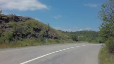 Crimea güneyinde Autotravel yaz. Güzel yılan gibi dağ yolları.
