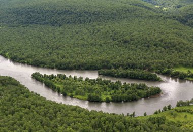 Zhupanova Nehri. Kamçatka Yarımadası 'ndaki Kronotsky Doğa Koruma Alanı.