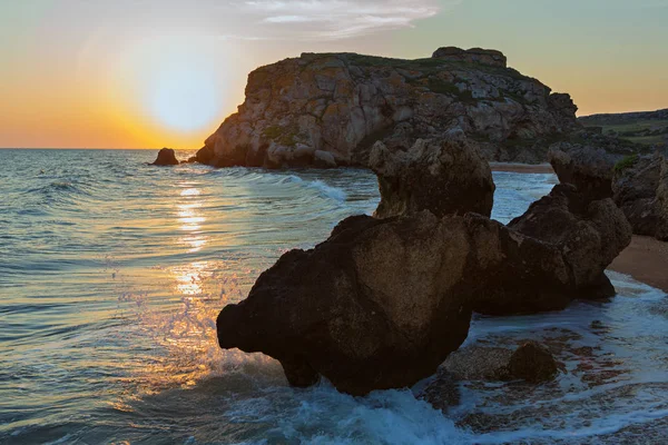 Die Sonne geht über dem Meer von Asow am Strand der Generäle auf. karalar regionaler Landschaftspark auf der Krim. — Stockfoto