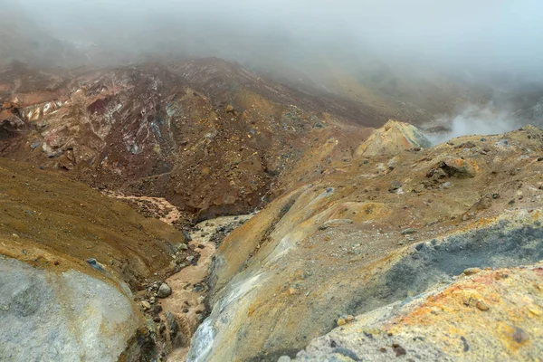 Потік від танення льодовиків на активний вулкан Mutnovsky. — стокове фото