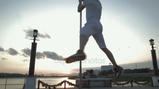 Street Pole danza en la puesta del sol material de archivo de vídeo — Vídeo de stock